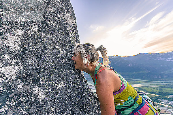 Glücklicher Bergsteiger küsst die Felswand von Heatwave  The Chief  Squamish  Kanada