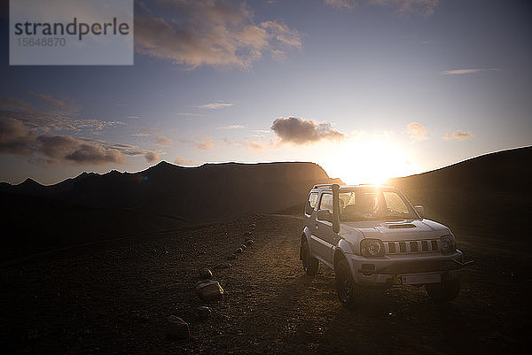 Geländewagen in der Wüste bei Sonnenuntergang  Landmannalaugar  Hochland  Island