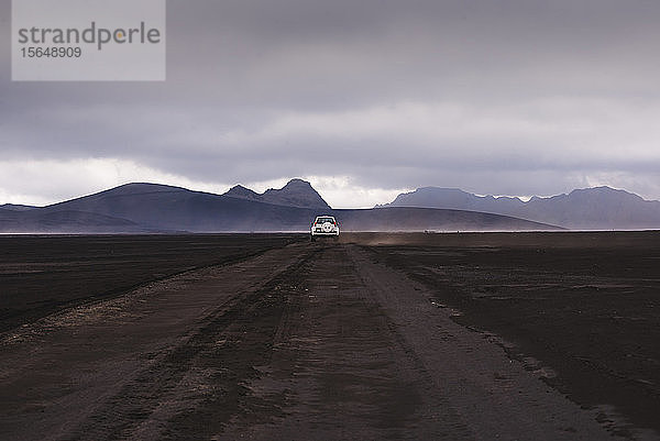 Geländewagen auf unbefestigter Piste in Richtung Berge  Landmannalaugar  Island