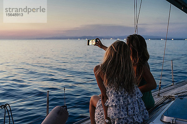 Freunde nehmen Selfie auf Segelboot  Italien