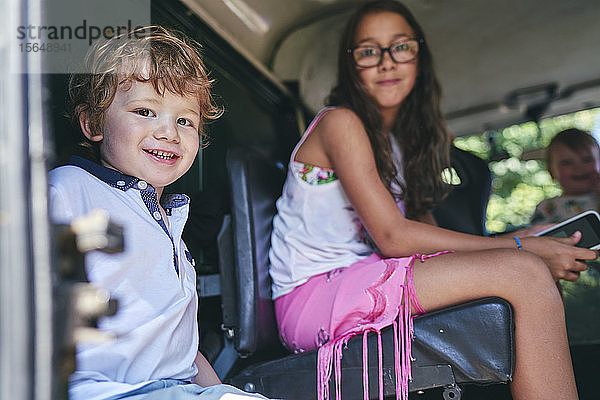 Geschwister warten im Auto