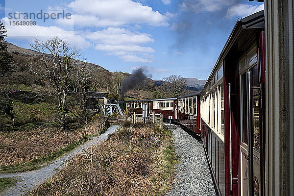 Dampfzug auf dem Lande  Llanaber  Gwynedd  Vereinigtes Königreich