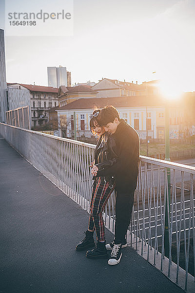 Trendiges Paar umarmt sich auf der Brücke  Mailand  Italien
