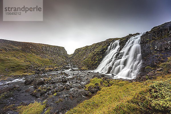 In den Fluss stürzender Wasserfall  Eyja- og Miklaholtshreppur  Vesturland  Island