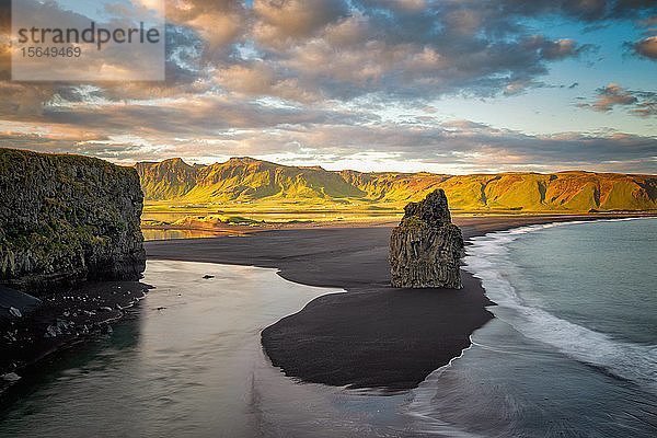 Reynisfjara  Vik  Island