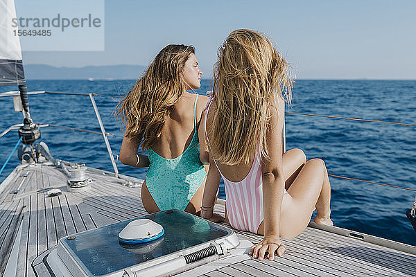 Freunde entspannen sich an Deck eines Segelbootes  Italien