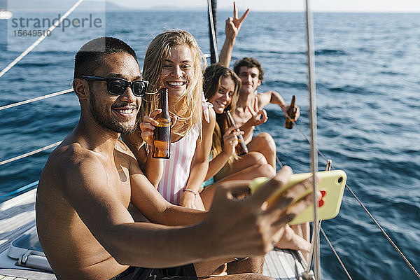 Freunde nehmen Selfie auf Segelboot  Italien