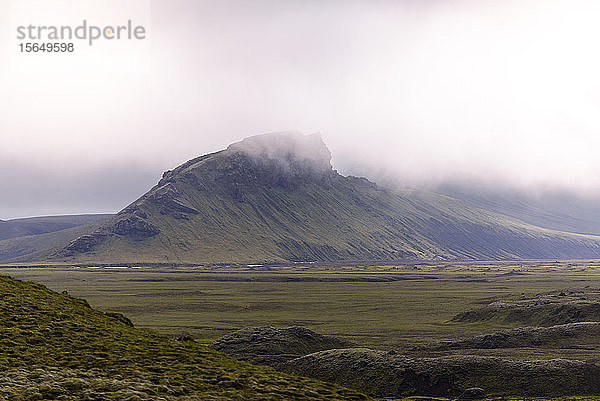 Nebel über dem Gipfel des Gebirges  Landmannalaugar  Island