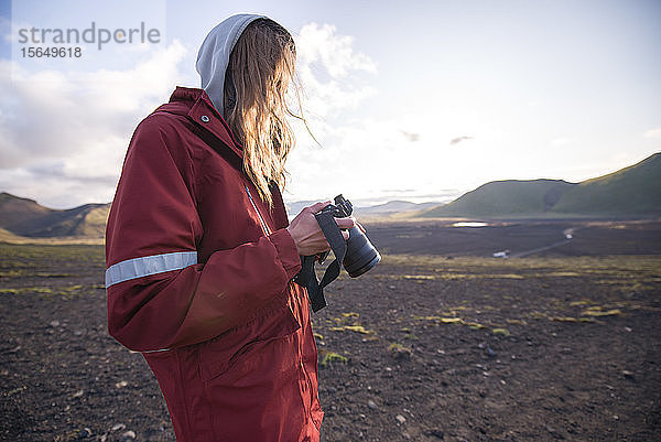 Wanderer schaut in die Kamera  Landmannalaugar  Hochland  Island