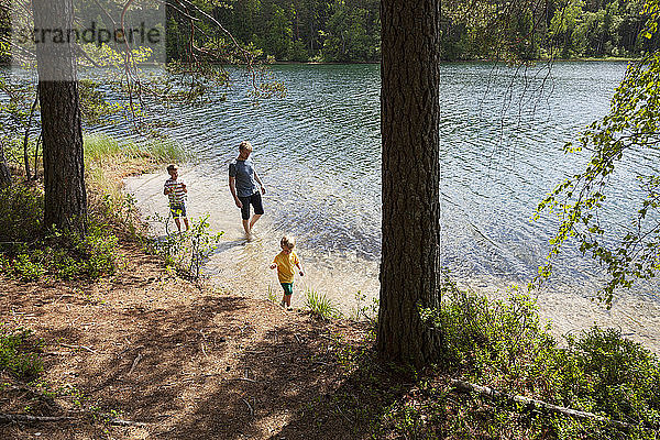 Vater und Söhne spielen am See  Finnland