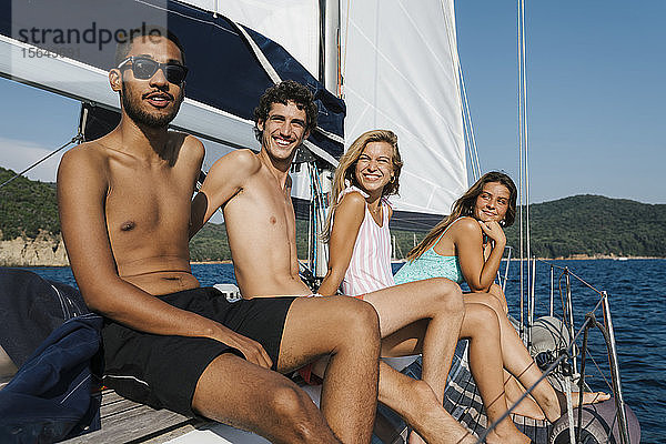 Freunde entspannen sich auf einem Segelboot  Italien