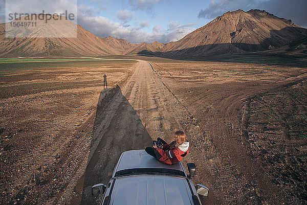 Reisende  die eine schöne Aussicht im Fahrzeug genießt  Landmannalaugar  Hochland  Island
