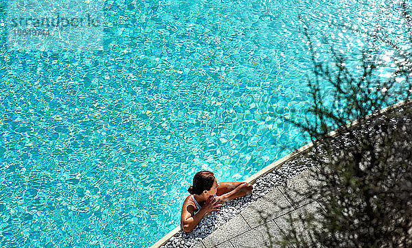 Frau entspannt sich im Schwimmbad
