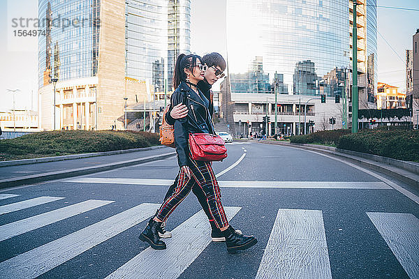 Junges Paar benutzt Fußgängerüberweg  Mailand  Italien