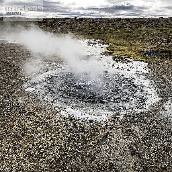 Vulkanische Quelle  Blick auf eine natürliche heisse Quelle und einen Pool mit heissem Wasser  Hunavatnshreppur  Nordurland Vestra  Island
