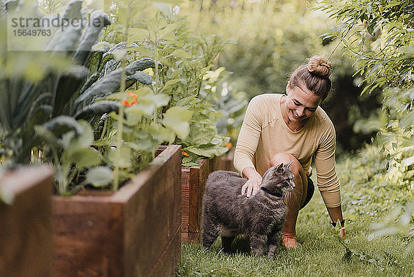 Gärtnerin mit Katze im Garten