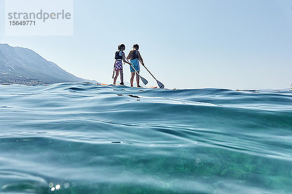 Mutter und Tochter paddeln im Meer  Paleros  Griechenland