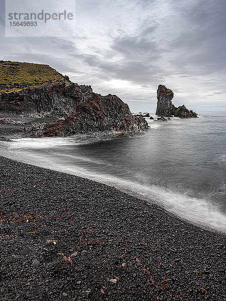 Vulkanische Felsformationen am schwarzen Sandstrand  Snaefellsbaer  Vesturland  Island