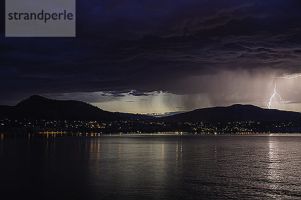 Blitzschläge bei Gewitter über dem Okanagan Valley  Britisch-Kolumbien  Kanada