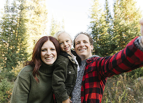 Familien-Selfie im Wald