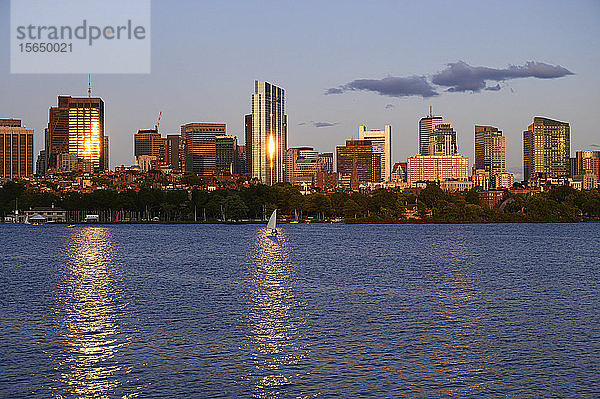 Skyline der Stadt bei Sonnenuntergang in Boston  Massachusetts  USA