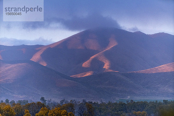 Berge unter Wolken in Picabo  Idaho  USA