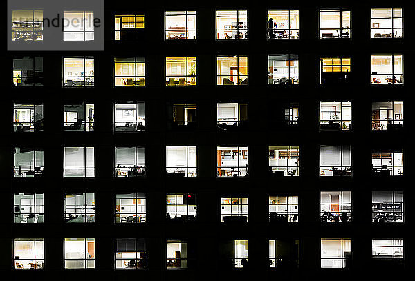Fenster im Sabadell Financial Center bei Nacht in Miami  Florida