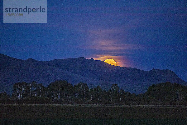 Vollmond hinter einem Berg in Bellevue  Idaho  USA