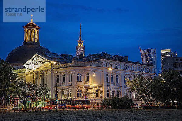 Dreifaltigkeitskirche hinter der Nationalen Kunstgalerie von Zacheta in Warschau  Masowien  Polen