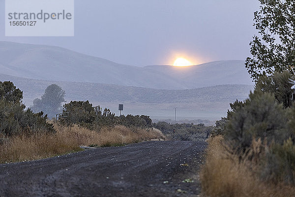 Sonnenuntergang hinter den Bergen in Picabo  Idaho  USA