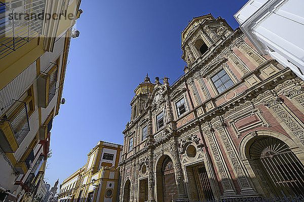 Tiefblick auf die Kirche des Heiligen Ludwig von Frankreich in Sevilla  Andalusien  Spanien