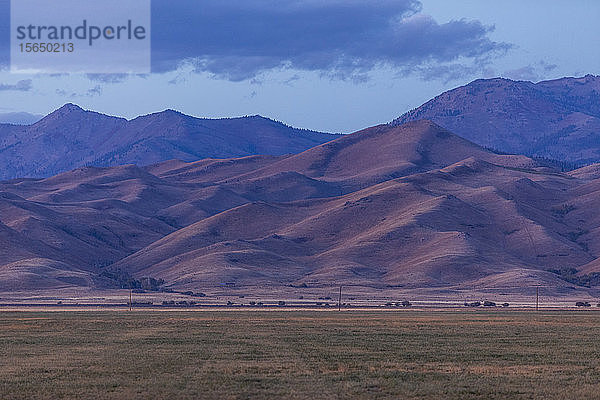 Berge unter Wolken in Fairfield  Idaho  USA