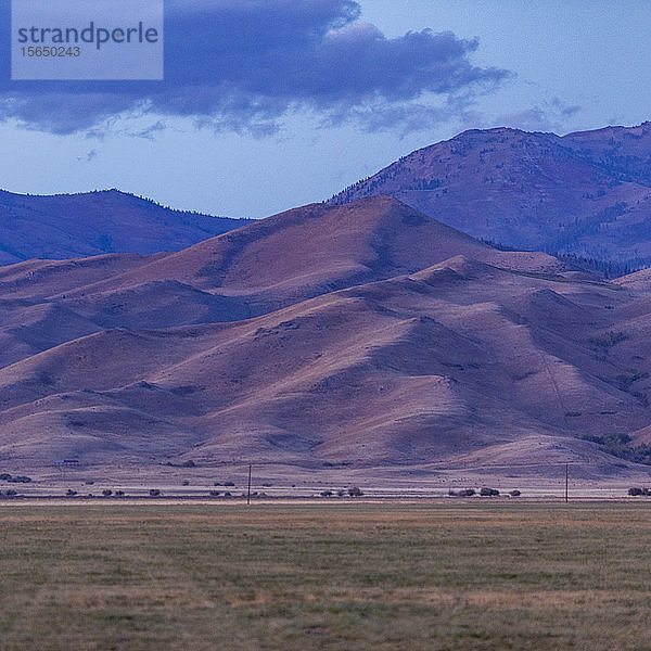 Berge unter Wolken in Fairfield  Idaho  USA