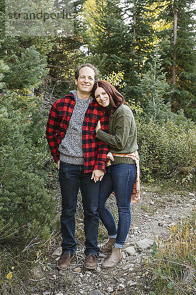 Lächelndes Ehepaar im Wald