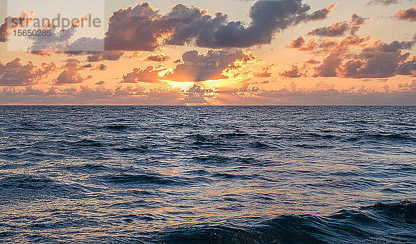 Dramatische Wolken über dem Meer