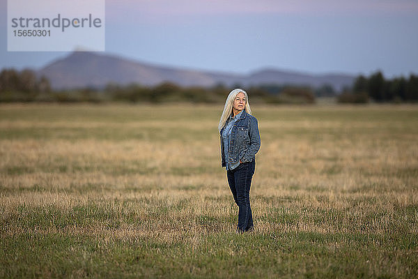 Frau im Feld in Picabo  Idaho  USA