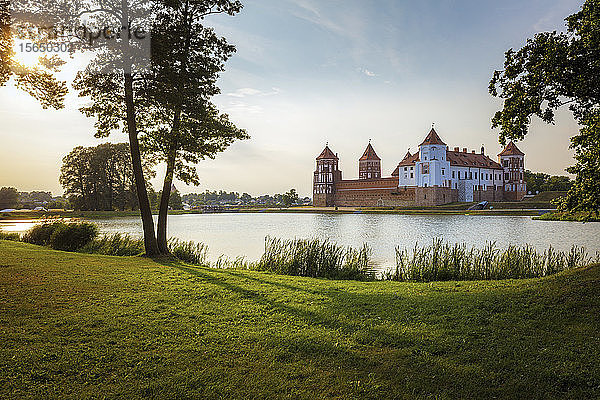 See beim Schloss Mir bei Sonnenuntergang in Mir  Belarus