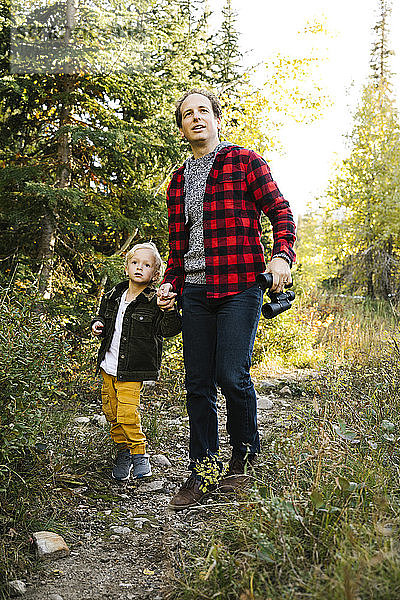 Vater und Sohn im Wald