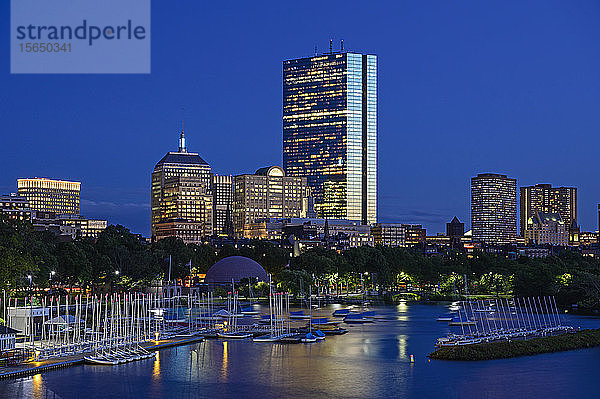 Stadtsilhouette mit Hafen in Boston  Massachusetts  USA