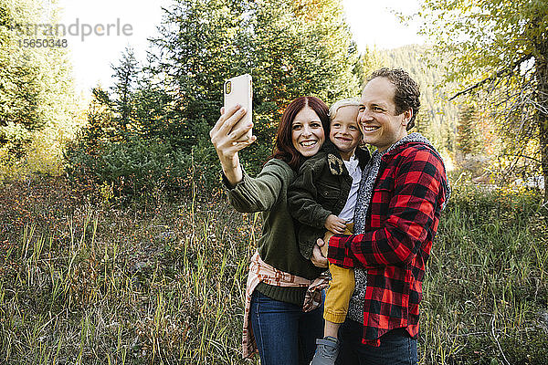 Familie nimmt Selfie im Wald