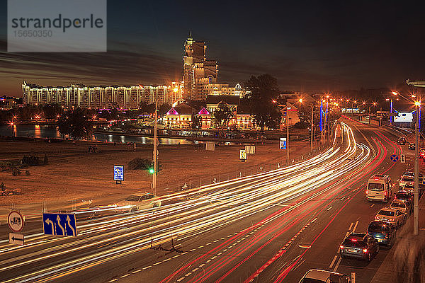 Lichtspuren auf der Straße bei Nacht in Minsk  Belarus