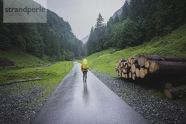 Frau beim Wandern auf der Straße in den Appenzeller Alpen  Schweiz