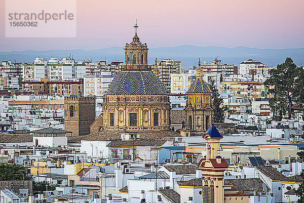 Stadtbild mit der Kirche des Heiligen Ludwig von Frankreich in Sevilla  Andalusien  Spanien