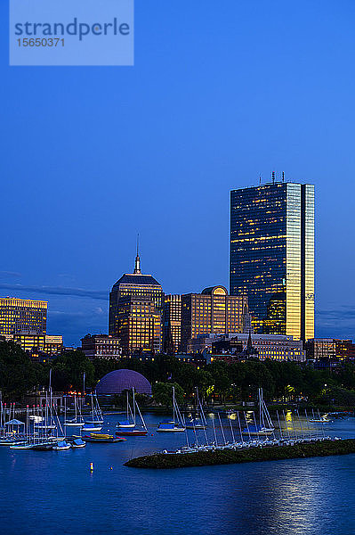 Stadtsilhouette mit Hafen in Boston  Massachusetts  USA