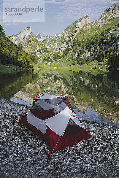Zelt am Seealpsee in den Appenzeller Alpen  Schweiz