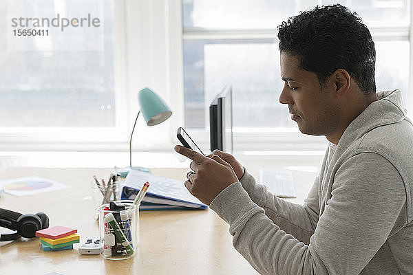 Geschäftsmann benutzt Smartphone im Büro