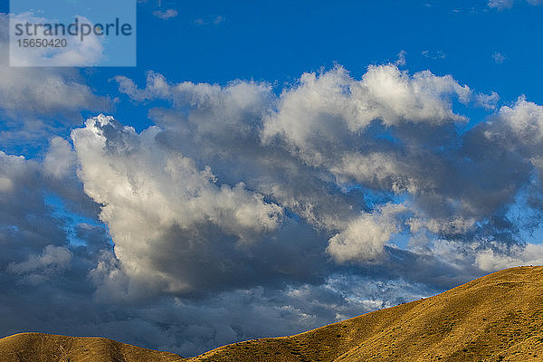 Wolke über den Bosie Foothills in Boise  Idaho  USA