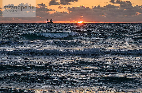 Schiff auf Meereslandschaft