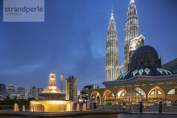 Petronas-Türme hinter der Moschee bei Nacht in Kuala Lumpur  Malaysia