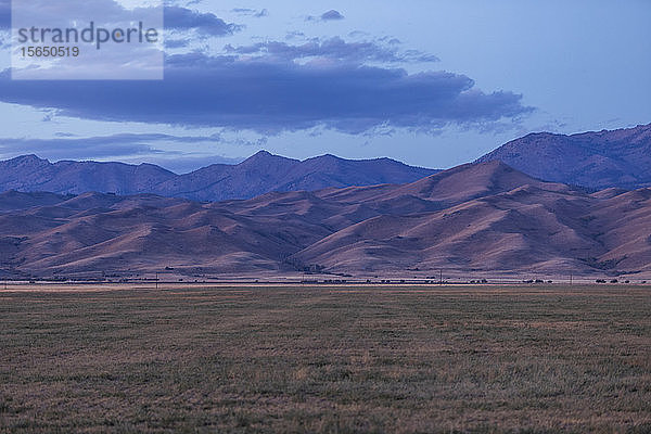 Berge unter Wolken in Fairfield  Idaho  USA